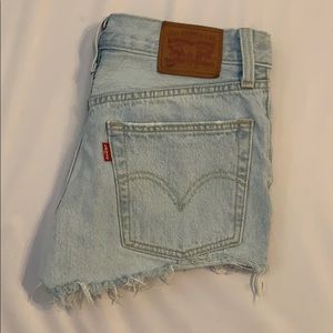 Light denim Wedgie Levi shorts 501
